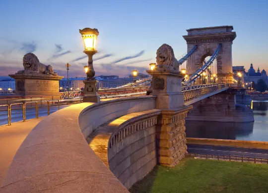 Auf Klassenfahrt mit HEROL&Eacute;: Br&uuml;cke bei Nacht in Budapest.