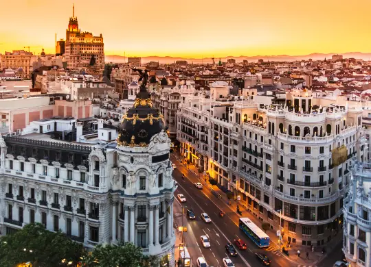 Auf Klassenfahrt mit HEROL&Eacute;: Abendstimmung in Madrid.