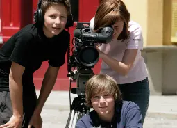 Auf Klassenfahrt mit HEROLÉ: Bavaria Filmstadt | Filmendes Kassenzimmer in der Bavaria Filmstadt in.München
