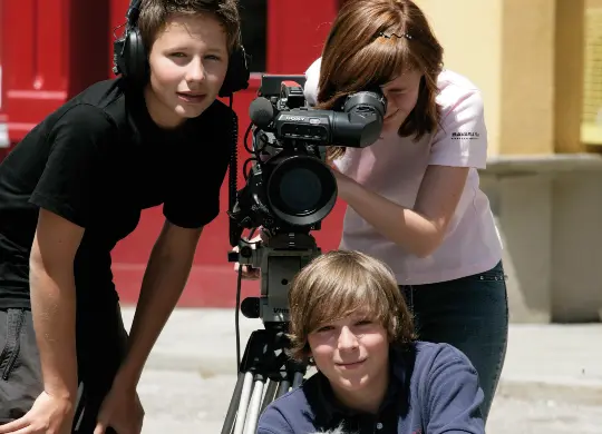 Auf Klassenfahrt mit HEROLÉ: Bavaria Filmstadt | Filmendes Kassenzimmer in der Bavaria Filmstadt in.München