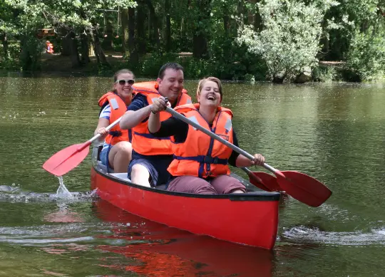 Kanufahren im Summercamp Heino in Zwolle Auf Klassenfahrt mit HEROLÉ: Kanufahren im Summercamp Heino in Zwolle.