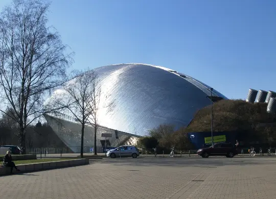 Universum in Bremen Auf Klassenfahrt mit HEROLÉ: Außenansicht des Universums in Bremen