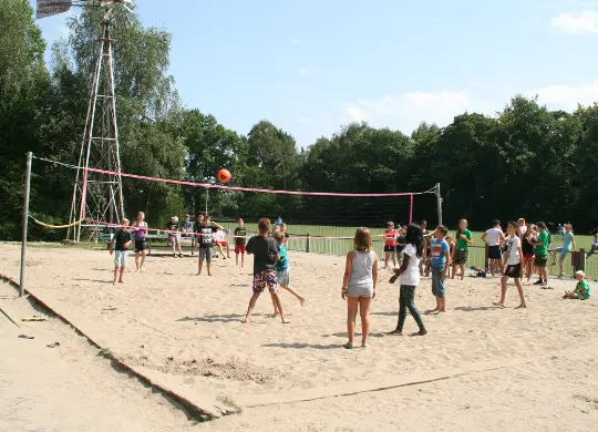 Beachvolleyball im Summercamp Heino in Zwolle Auf Klassenfahrt mit HEROLÉ: Beachvolleyball im Summercamp Heino in Zwolle.