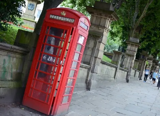 Auf Klassenfahrt mit HEROL&Eacute;: Rotes Telefonh&auml;uschen in Liverpool.