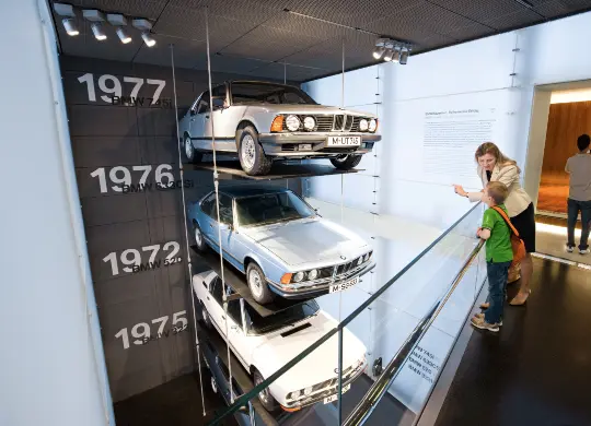 BMW Welt Ausstellung in München Auf Klassenfahrt mit HEROLÉ: BMW Welt Ausstellung in München.