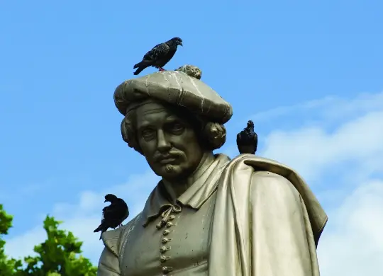 Auf Klassenfahrt mit HEROL&Eacute;: Statue Rembrandt von Rijn in Amsterdam.