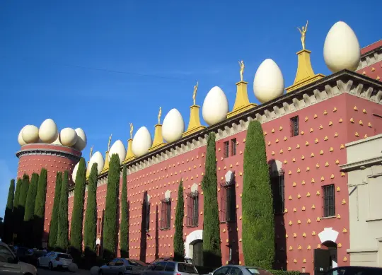 Auf Klassenfahrt mit HEROL&Eacute;: Dali Museum in Katalonien.
