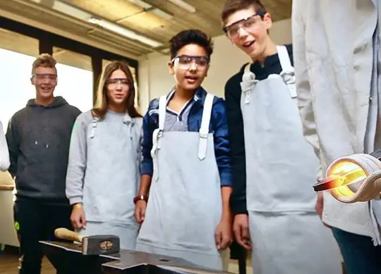 Jugendliche im Science Center in Luxemburg Auf Klassenfahrt mit HEROLÉ: Nutzen Sie die Möglichkeit einen Workshop im Science Center in Luxemburg zu besuchen