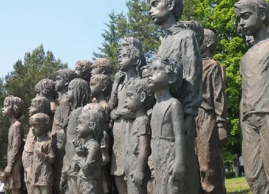 Auf Klassenfahrt mit HEROLÉ: Gedenkstätte Lidice nahe Prag