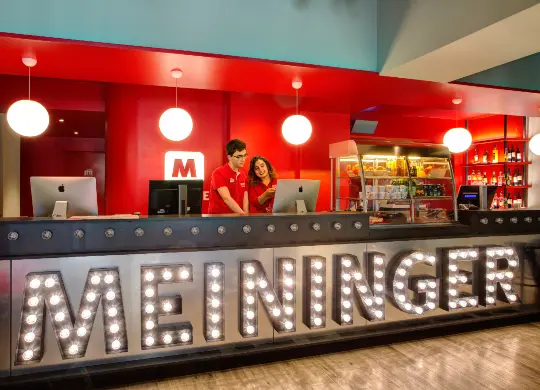 Auf Klassenfahrt mit HEROLÉ: Rezeption im Meininger Hotel in Rom
