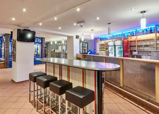 Auf Klassenfahrt mit HEROL&Eacute;: A&O Hauptbahnhof - neue moderne Lobby mit Bar in Hamburg