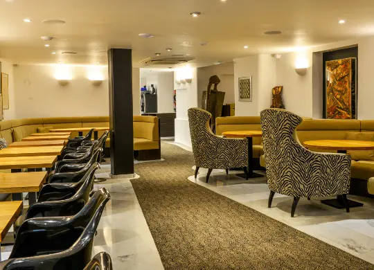 Auf Klassenfahrt mit HEROLÉ: Frühstücksraum im Hotel Monsigny in Nizza (Côte d'Azur)