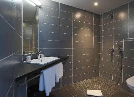 Auf Klassenfahrt mit HEROLÉ: Die modernen und hochwertigen Badezimmer im Hotel Monsigny in Nizza.