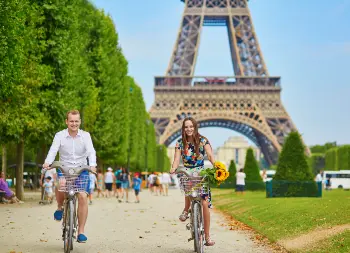 Fahrradfahrer in Paris Auf Klassenfahrt mit HEROLÉ: Fahrradfahrer in Paris