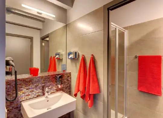 Auf Klassenfahrt mit HEROLÉ: Badezimmer im Meininger Hotel in Brüssel