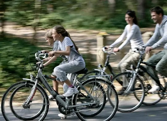 Auf Klassenfahrt mit HEROLÉ: Flämische - Kinder beim Radfahren an der Nordsee