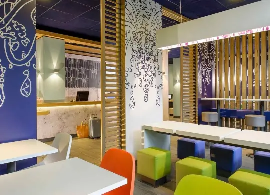 Auf Klassenfahrt mit HEROLÉ: Ibis Budget Caen Essbereich in der Normandie