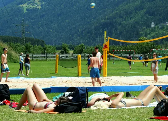 Auf Klassenfahrt mit HEROLÉ: Ob sportlich bei, Beachvolleyball oder chillig beim Sonnenbad - hier kommen alle auf Ihre Kosten in Tirol