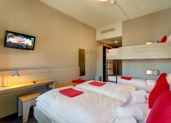 Meininger Hotel in Amsterdam Auf Klassenfahrt mit HEROLÉ: Meininger Hotel Mehrbettzimmer mit TV in Amsterdam