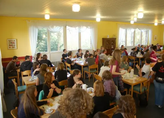 Auf Klassenfahrt mit HEROLÉ: Speisesaal im Bildungs- und Freizeitzentrum Stiftsberg in der  Eifel