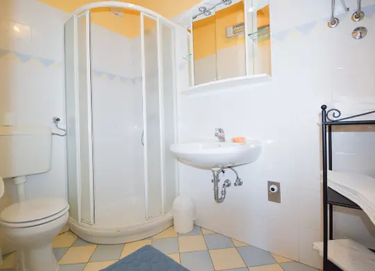 Auf Klassenfahrt mit HEROLÉ: Beispielbadezimmer Haus Miriam in Istrien