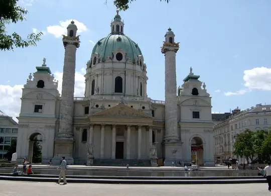 Auf Klassenfahrt mit HEROLÉ: Karlskirche bei blauem Himmel in Wien
