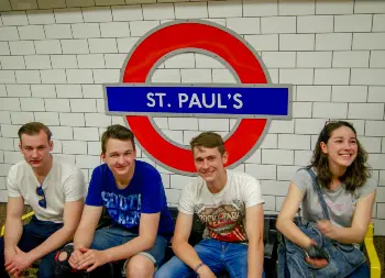 Tube fahren in London Auf Klassenfahrt mit HEROLÉ: Schüler warten in der Tube Station St. Pauls - mit der Oyster Card kann man die öffentlichen Verkehrsmittel flexibel nutzen