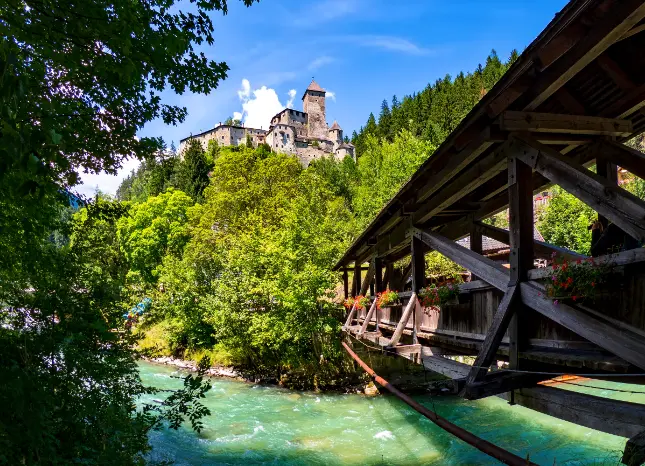 Auf Klassenfahrt mit HEROLÉ: Blick auf Burg Taufers in Südtirol