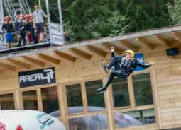 Auf Klassenfahrt mit HEROLÉ: Schüler in der Water Are in der AREA 47 in Tirol