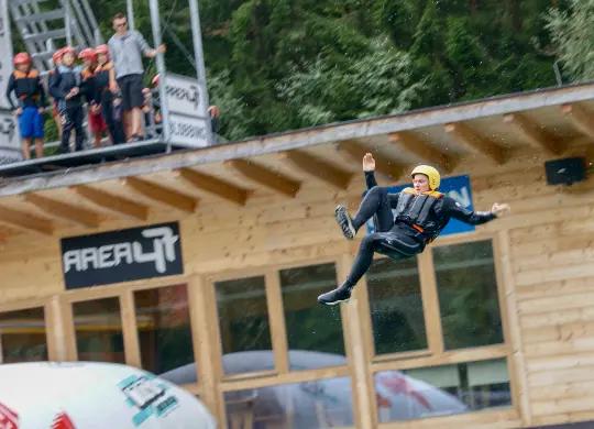 Auf Klassenfahrt mit HEROLÉ: Schüler in der Water Are in der AREA 47 in Tirol