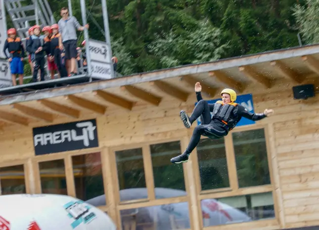 Auf Klassenfahrt mit HEROLÉ: Schüler in der Water Are in der AREA 47 in Tirol