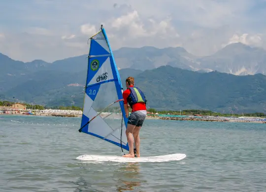 Windsurfen in der Toskana Auf Klassenfahrt mit HEROLÉ: Windsurfen in der Toskana