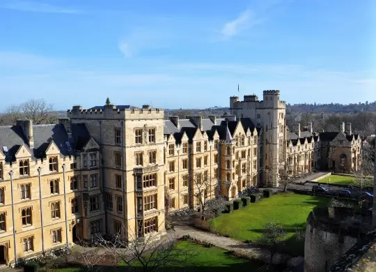 Auf Klassenfahrt mit HEROL&Eacute;: Der Blick auf das New Colelge in Oxford.