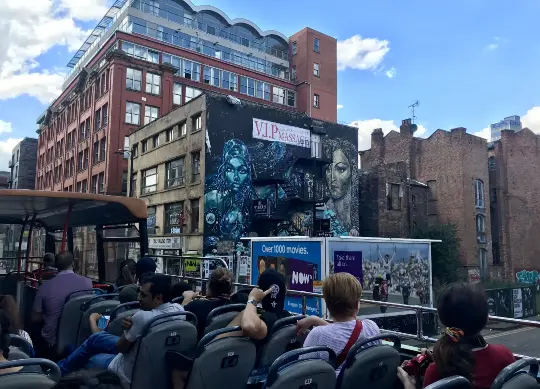 Auf Klassenfahrt mit HEROL&Eacute;: Bei einer Hop-on Hop-off Bus Tour kann man Manchester bequem erkunden