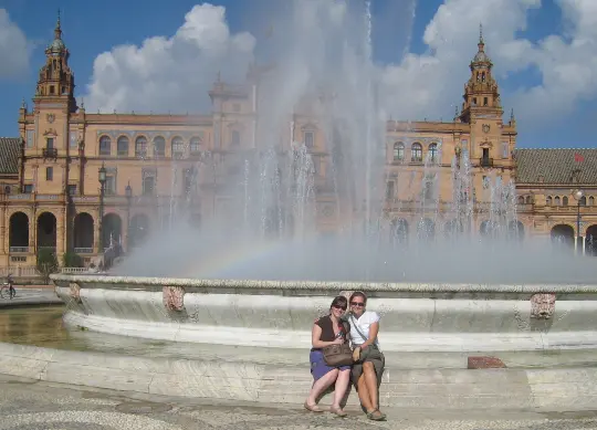 Auf Klassenfahrt mit HEROL&Eacute;: Vor einem Brunnen in M&aacute;laga