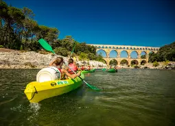 Auf Klassenfahrt mit HEROLÉ: Kanutour am Pont du Gard in der Provence.