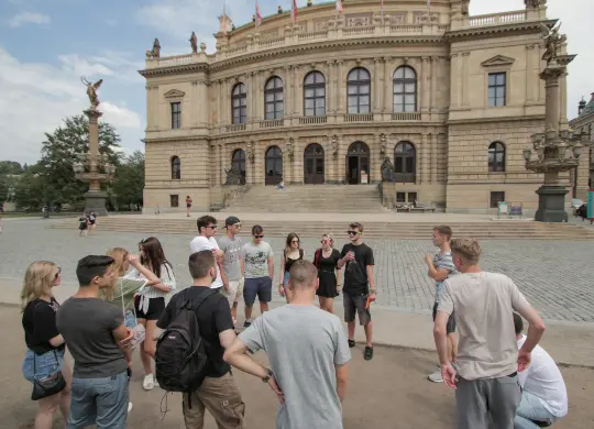 Auf Klassenfahrt mit HEROLÉ: Eine Schulklasse bei einer Führung durch die Altstadt in Prag