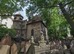 Auf Klassenfahrt mit HEROLÉ: Alter Jüdischer Friedhof im Jüdischen Viertel in Prag