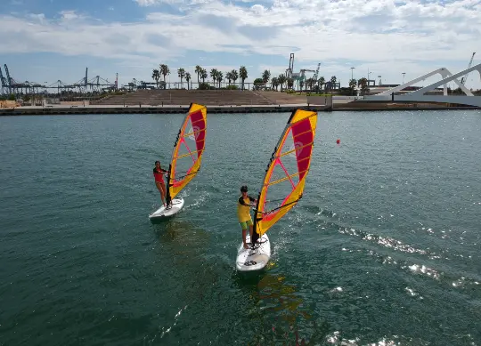 Schnupperkurs Windsurfen Valencia Auf Klassenfahrt mit HEROLÉ: Schüler beim Schnupperkurs Windsurfen in Valencia