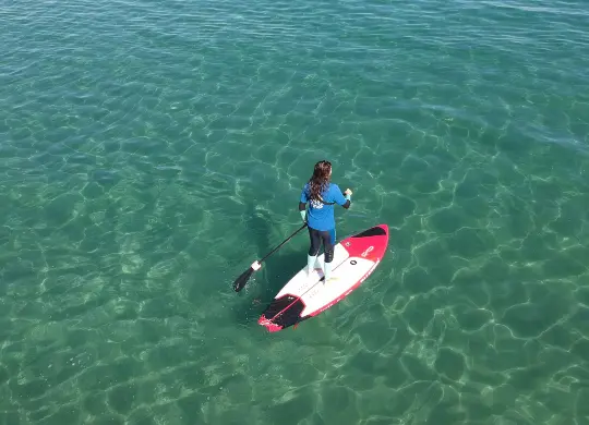Auf Klassenfahrt mit HEROLÉ: Schülerin beim Stand-Up-Paddling-Kurs in Valencia