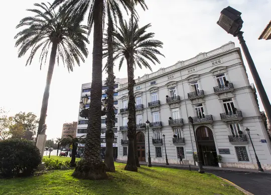 Auf Klassenfahrt mit HEROLÉ: The River Hostel Valencia Außenansicht
