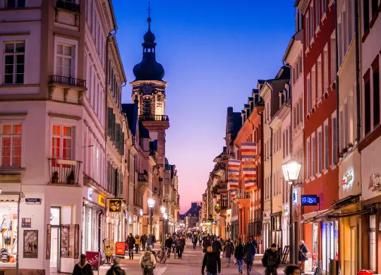 Auf Klassenfahrt mit HEROLÉ: Erleben Sie mit Ihren Schülern die Hauptstraße in Heidelberg am Abend.