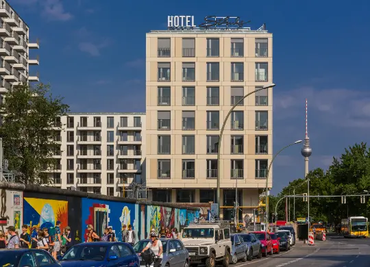 Auf Klassenfahrt mit HEROL&Eacute;: Die Au&szlig;enansicht des schulz Hotel in Berlin