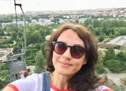 Auf Klassenfahrt mit HEROLÉ: Reiseexpertin Monique in der Seilbahn im Zoo Prag