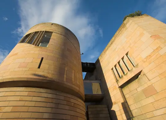 Auf Klassenfahrt mit HEROL&Eacute;: Besuchen Sie das National Museum of Scotland.