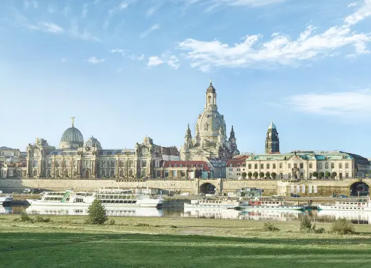 Brühlsche Terrasse mit Dampfschiffen in Dresden Auf Klassenfahrt mit HEROLÉ: Blick auf die Brühlsche Terrasse mit Dampfschiffen in Dresden