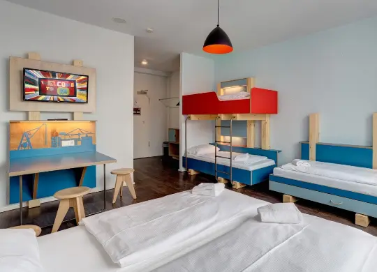Auf Klassenfahrt mit HEROL&Eacute;: Mehrbettzimmer im Meininger Hotel Hamburg City Center in Hamburg