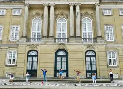 Auf Klassenfahrt mit HEROLÉ: Jugendgruppe vorm Schloss Amalienborg in Kopenhagen