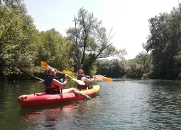 Auf Klassenfahrt mit HEROLÉ: Reiseexpertinnen Denise und Liesa beim Kanufahren in Roquebrune an der Côte d'Azur.