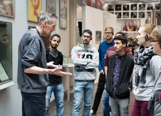 Haus der Geschichte in Bonn Auf Klassenfahrt mit HEROLÉ: Schüler bei einer Führung im Haus der Geschichte in Bonn
